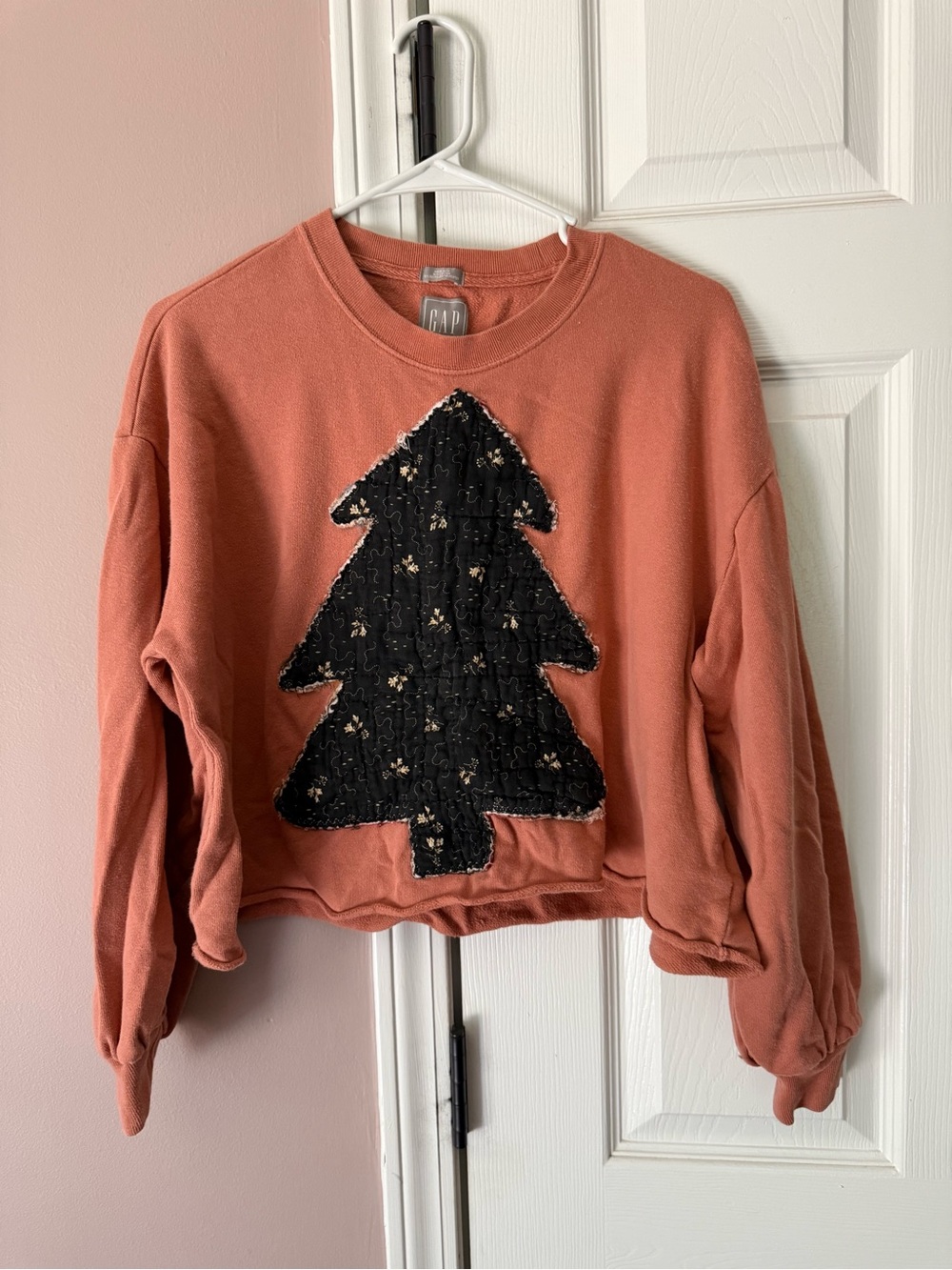 GAP Rust Sweatshirt with Black Appliqué Quilt Tree